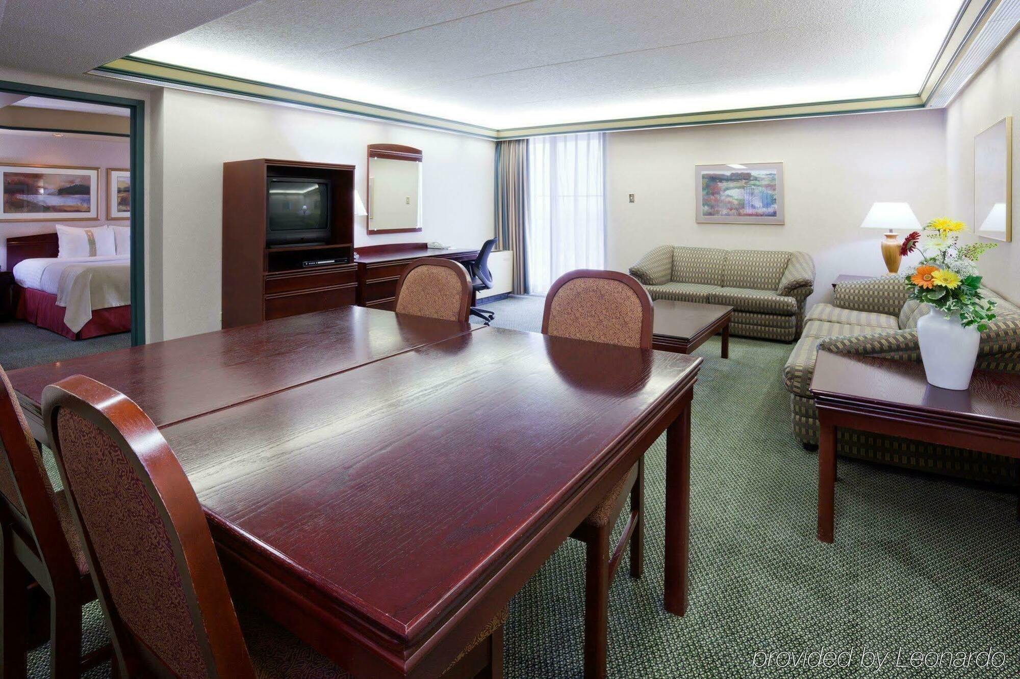 Hotel - Airport West By Ihg 3*