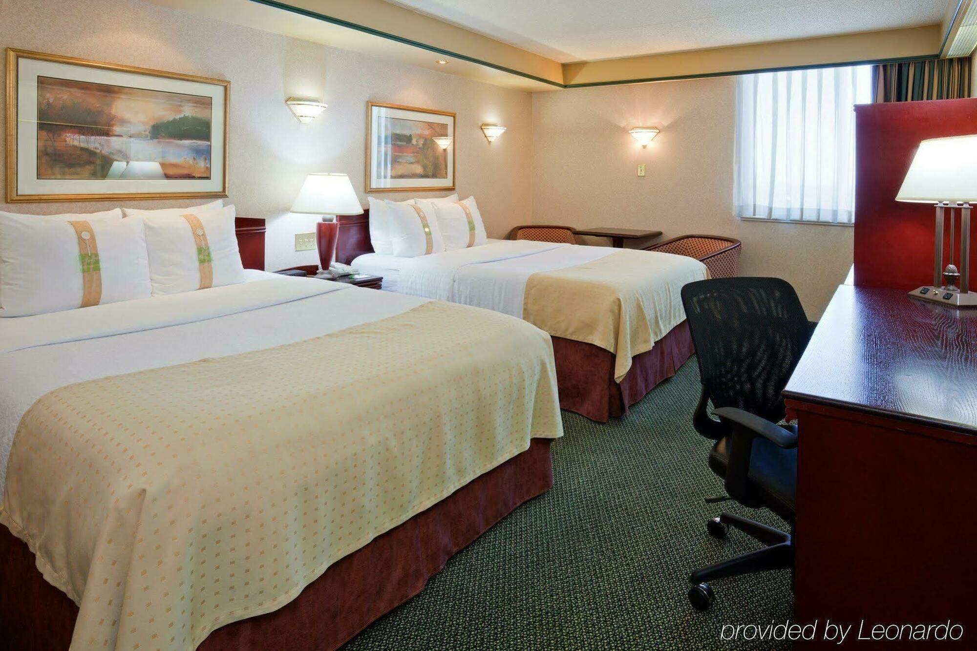 - Airport West By Ihg 3*